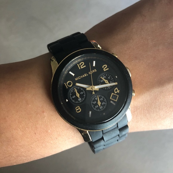 ❌ SOLD! Authentic Michael Kors watch in black and gold - Picture 3 of 7
